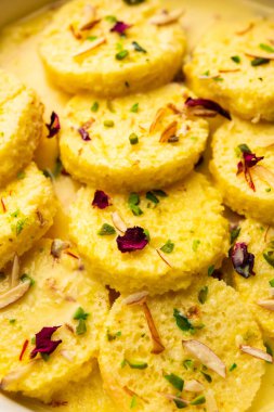 Ekmek Rasmalai, geleneksel Ras Malai 'nin paneer yerine dilimlenmiş ekmek versiyonu.