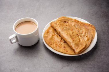 Chai Paratha - Mısır ekmeğiyle servis edilen sıcak çay Hindistan ve Pakistan 'dan gelen geleneksel bir yemektir