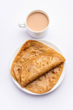 Chai Paratha - Mısır ekmeğiyle servis edilen sıcak çay Hindistan ve Pakistan 'dan gelen geleneksel bir yemektir