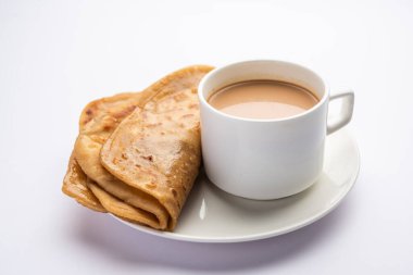 Chai Paratha - Mısır ekmeğiyle servis edilen sıcak çay Hindistan ve Pakistan 'dan gelen geleneksel bir yemektir