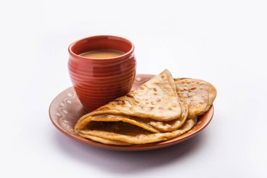 Chai Paratha - Mısır ekmeğiyle servis edilen sıcak çay Hindistan ve Pakistan 'dan gelen geleneksel bir yemektir