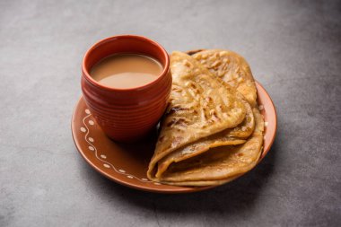 Chai Paratha - Mısır ekmeğiyle servis edilen sıcak çay Hindistan ve Pakistan 'dan gelen geleneksel bir yemektir