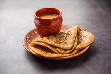 Chai Paratha - Mısır ekmeğiyle servis edilen sıcak çay Hindistan ve Pakistan 'dan gelen geleneksel bir yemektir