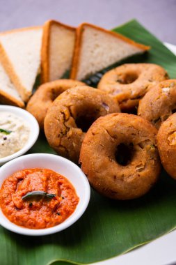 Hindistan kahvaltısı veya aperatif tarifi ile servis edilen arta kalan ekmek, acı sos ve sıcak çay.