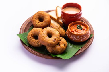 Hindistan kahvaltısı veya aperatif tarifi ile servis edilen arta kalan ekmek, acı sos ve sıcak çay.