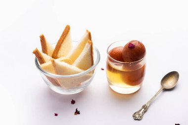 Ekmek Gulab Jamun Hindistan 'dan ani ve kolay bir tatlı tarifi.