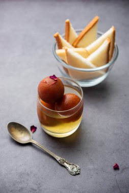 Ekmek Gulab Jamun Hindistan 'dan ani ve kolay bir tatlı tarifi.