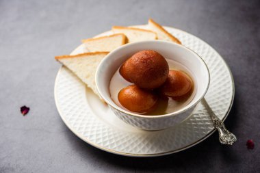 Ekmek Gulab Jamun Hindistan 'dan ani ve kolay bir tatlı tarifi.