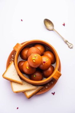 Ekmek Gulab Jamun Hindistan 'dan ani ve kolay bir tatlı tarifi.