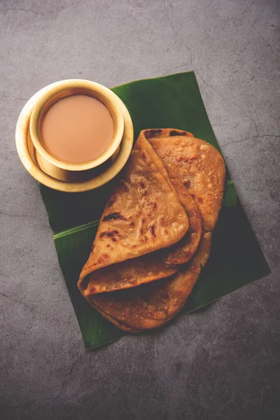 Chai Paratha Hot Tea Geserveerd Met Flatbread Een Traditionele Eenvoudige — Stockfoto