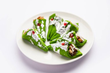 Kaju Gulkand Paan Mithai barfi - Hint tatlısı veya tatlı tabakta servis edilir