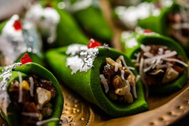 Kaju Gulkand Paan Mithai barfi - Hint tatlısı veya tatlı tabakta servis edilir