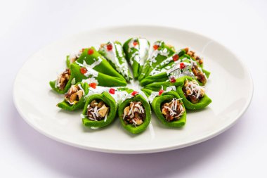 Kaju Gulkand Paan Mithai barfi - Hint tatlısı veya tatlı tabakta servis edilir