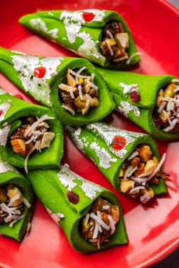 Kaju Gulkand Paan Mithai barfi - Hint tatlısı veya tatlı tabakta servis edilir