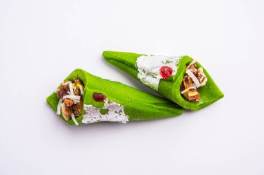 Kaju Gulkand Paan Mithai barfi - Hint tatlısı veya tatlı tabakta servis edilir