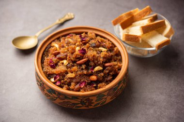 Halva, sheera, puding ya da suji de Hindistan 'dan gelen tatlı bir yemektir.