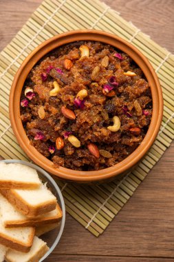 Halva, sheera, puding ya da suji de Hindistan 'dan gelen tatlı bir yemektir.