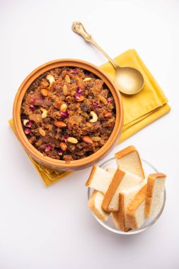 Halva, sheera, puding ya da suji de Hindistan 'dan gelen tatlı bir yemektir.