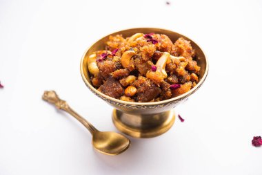 Halva, sheera, puding ya da suji de Hindistan 'dan gelen tatlı bir yemektir.