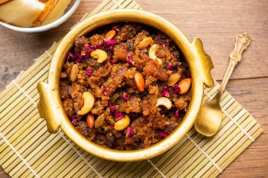 Halva, sheera, puding ya da suji de Hindistan 'dan gelen tatlı bir yemektir.