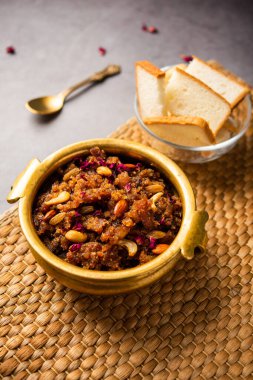 Halva, sheera, puding ya da suji de Hindistan 'dan gelen tatlı bir yemektir.