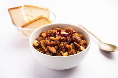 Halva, sheera, puding ya da suji de Hindistan 'dan gelen tatlı bir yemektir.