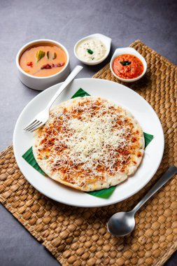 Peynirli uttapam pizza, kıvrımlı Güney Hint yemeği. Sambar ve baharatla servis edilir.