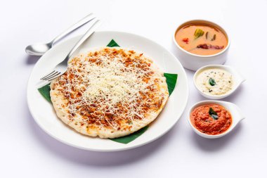 Peynirli uttapam pizza, kıvrımlı Güney Hint yemeği. Sambar ve baharatla servis edilir.