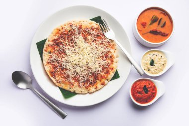 Peynirli uttapam pizza, kıvrımlı Güney Hint yemeği. Sambar ve baharatla servis edilir.