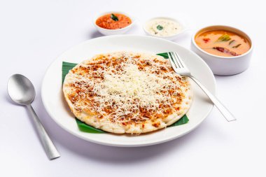 Peynirli uttapam pizza, kıvrımlı Güney Hint yemeği. Sambar ve baharatla servis edilir.