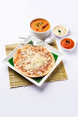 Peynirli uttapam pizza, kıvrımlı Güney Hint yemeği. Sambar ve baharatla servis edilir.