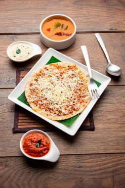 Peynirli uttapam pizza, kıvrımlı Güney Hint yemeği. Sambar ve baharatla servis edilir.