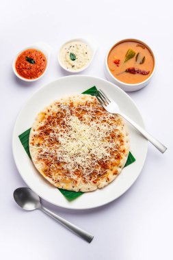 Peynirli uttapam pizza, kıvrımlı Güney Hint yemeği. Sambar ve baharatla servis edilir.