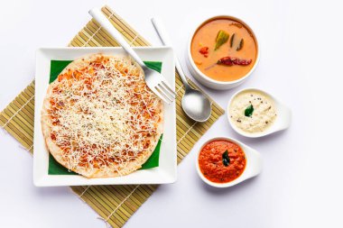 Peynirli uttapam pizza, kıvrımlı Güney Hint yemeği. Sambar ve baharatla servis edilir.