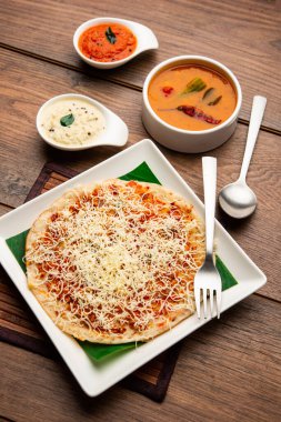 Peynirli uttapam pizza, kıvrımlı Güney Hint yemeği. Sambar ve baharatla servis edilir.