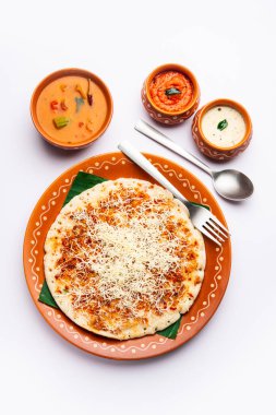 Peynirli uttapam pizza, kıvrımlı Güney Hint yemeği. Sambar ve baharatla servis edilir.
