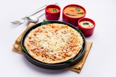 Peynirli uttapam pizza, kıvrımlı Güney Hint yemeği. Sambar ve baharatla servis edilir.