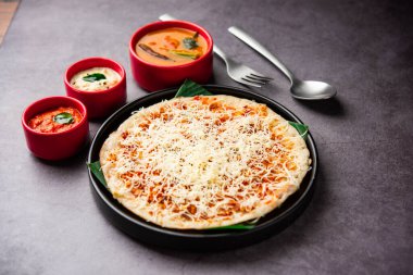 Peynirli uttapam pizza, kıvrımlı Güney Hint yemeği. Sambar ve baharatla servis edilir.
