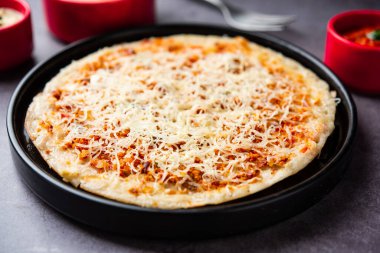 Peynirli uttapam pizza, kıvrımlı Güney Hint yemeği. Sambar ve baharatla servis edilir.