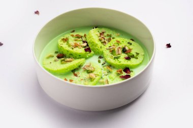Pista Bread Rasmalai, geleneksel Ras Malai 'nin ekmek dilimleri kullanılarak geliştirilmiş bir versiyonu.