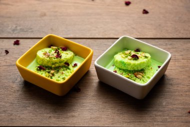 Pista Bread Rasmalai, geleneksel Ras Malai 'nin ekmek dilimleri kullanılarak geliştirilmiş bir versiyonu.
