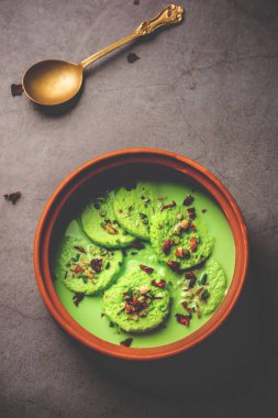 Pista Bread Rasmalai, geleneksel Ras Malai 'nin ekmek dilimleri kullanılarak geliştirilmiş bir versiyonu.