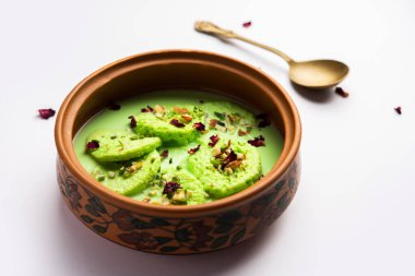 Pista Bread Rasmalai, geleneksel Ras Malai 'nin ekmek dilimleri kullanılarak geliştirilmiş bir versiyonu.
