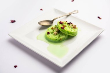 Pista Bread Rasmalai, geleneksel Ras Malai 'nin ekmek dilimleri kullanılarak geliştirilmiş bir versiyonu.