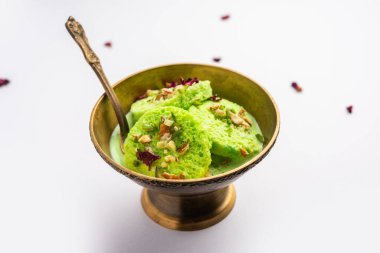 Pista Bread Rasmalai, geleneksel Ras Malai 'nin ekmek dilimleri kullanılarak geliştirilmiş bir versiyonu.