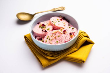 Rose Bread Rasmalai, geleneksel Ras Malai 'nin ekmek dilimlerini kullanan ekşi versiyonu.
