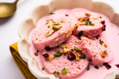 Rose Bread Rasmalai, geleneksel Ras Malai 'nin ekmek dilimlerini kullanan ekşi versiyonu.