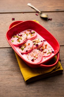 Rose Bread Rasmalai, geleneksel Ras Malai 'nin ekmek dilimlerini kullanan ekşi versiyonu.