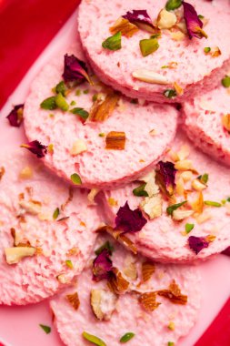 Rose Bread Rasmalai, geleneksel Ras Malai 'nin ekmek dilimlerini kullanan ekşi versiyonu.