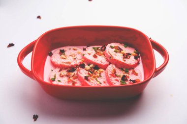 Rose Bread Rasmalai, geleneksel Ras Malai 'nin ekmek dilimlerini kullanan ekşi versiyonu.